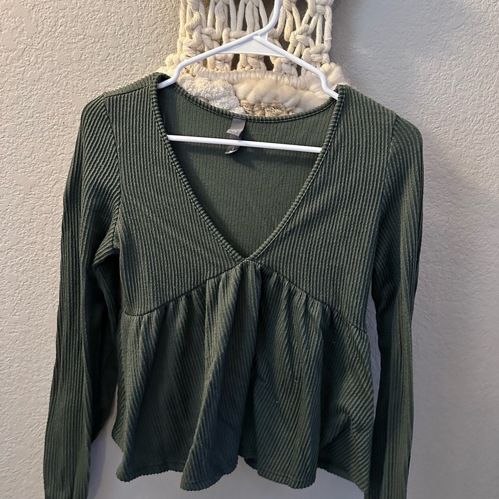 green v neck long sleeve